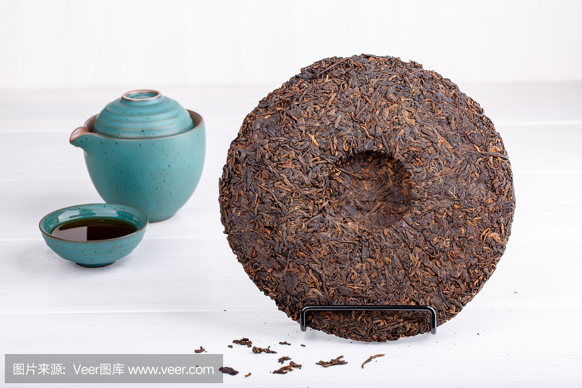 圆圆的扁扁的普洱茶盘上白。中国发酵普洱茶。